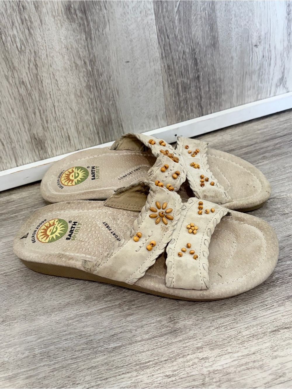 Earth Spirit sandals Beige Womens 6.5 Wide Slides beaded floral Boho Willow